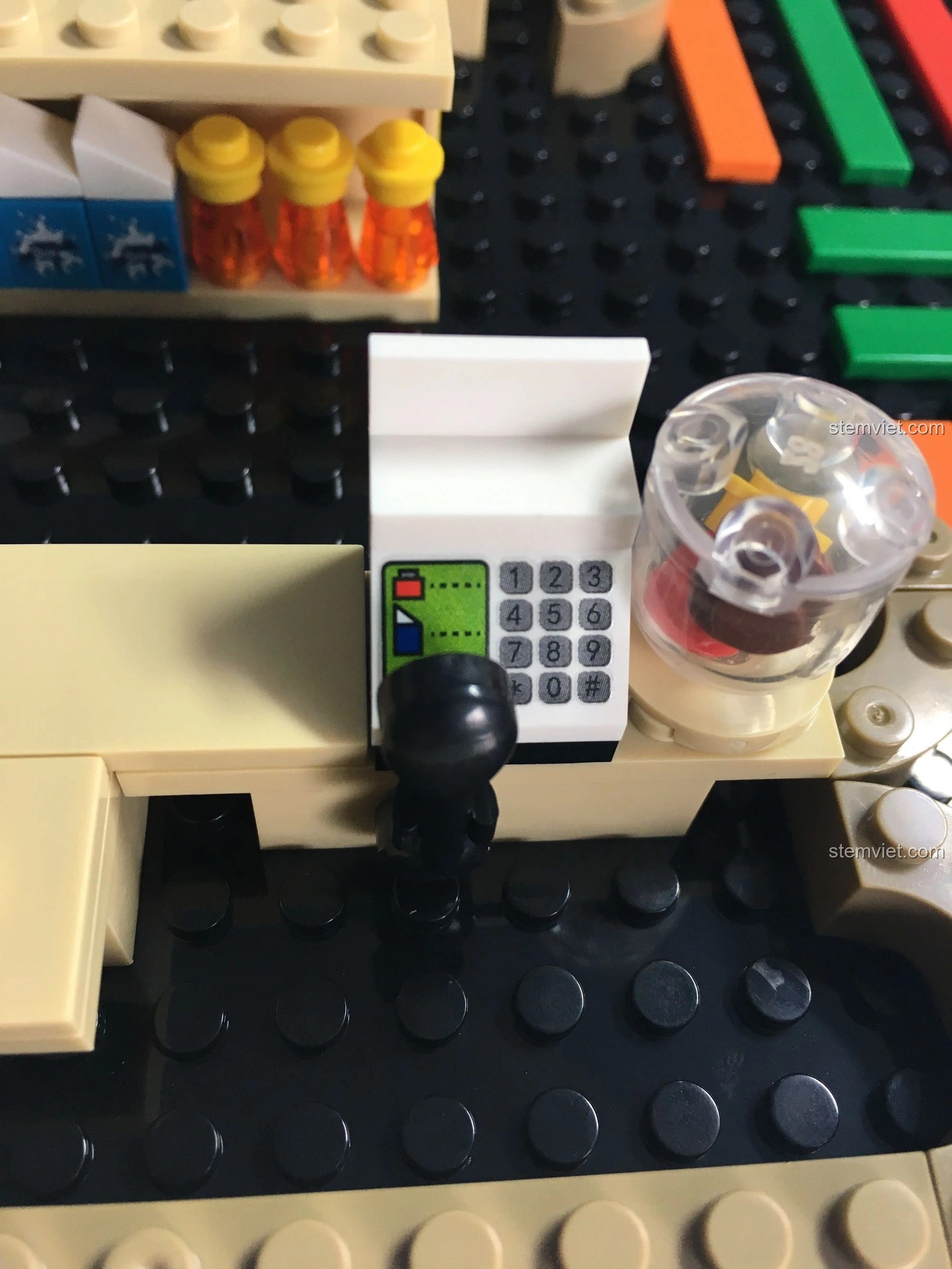 Cận cảnh quầy thu ngân với máy POS và bàn phím số trên mô hình Cửa hàng tiện lợi 7-Eleven SEMBO 601017.