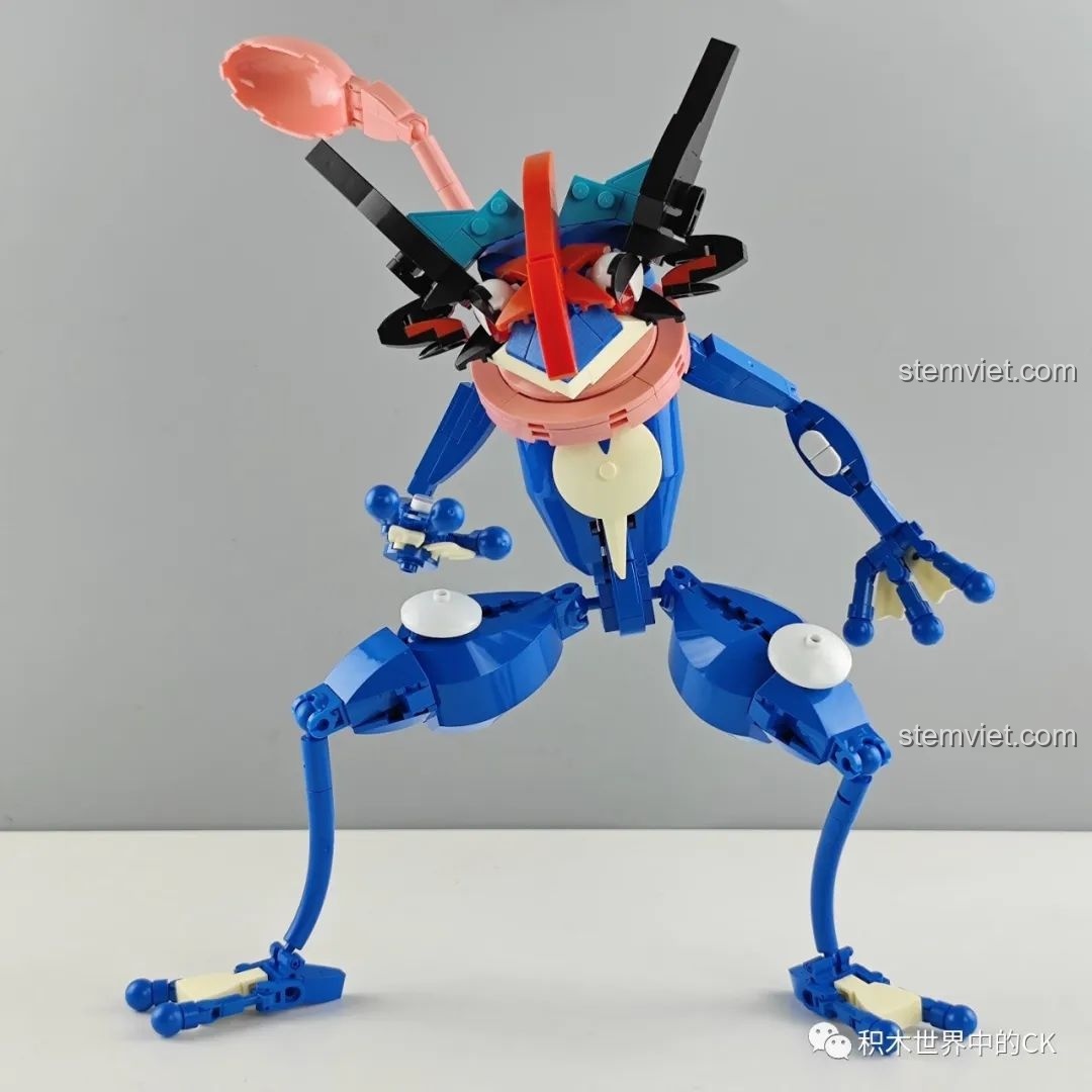 Mô hình Greninja dạng Ash-Greninja 20215 đã hoàn thành phần thân và các chi, sẵn sàng tạo dáng.
