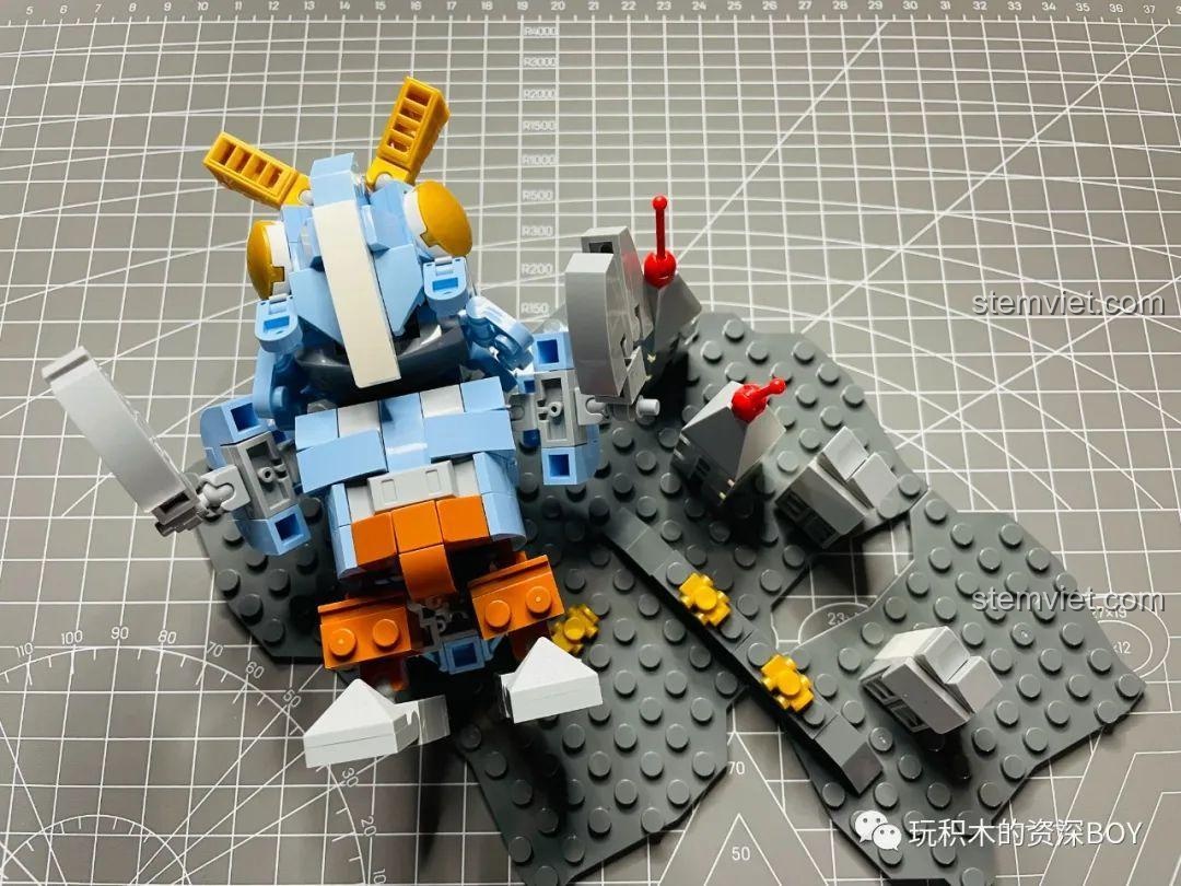 Mô hình Quái Vật Baltan đang được lắp ráp trên đế, thể hiện quá trình xây dựng bộ đồ chơi Sembo 108516.