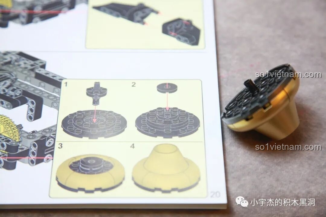 Một bước hướng dẫn lắp ráp trong sách của K-Box 10517 Xe Batman Rambom, liên quan đến việc gắn chi tiết đuôi xe, cần lưu ý để đảm bảo độ chắc chắn.