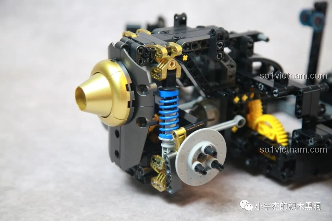 Cận cảnh hệ thống treo và lò xo màu xanh của K-Box 10517 Xe Batman Rambom, thể hiện khả năng giảm xóc linh hoạt của mô hình Batmobile Tumbler.