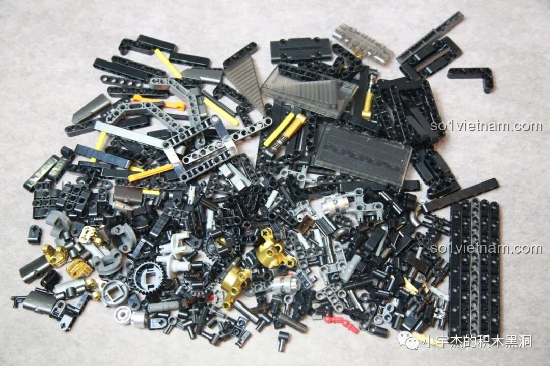 Tất cả mảnh ghép từ túi số 2 của bộ K-Box 10517 Xe Batman Rambom được trải ra, chuẩn bị cho việc lắp ráp các cấu trúc quan trọng của Batmobile Tumbler.