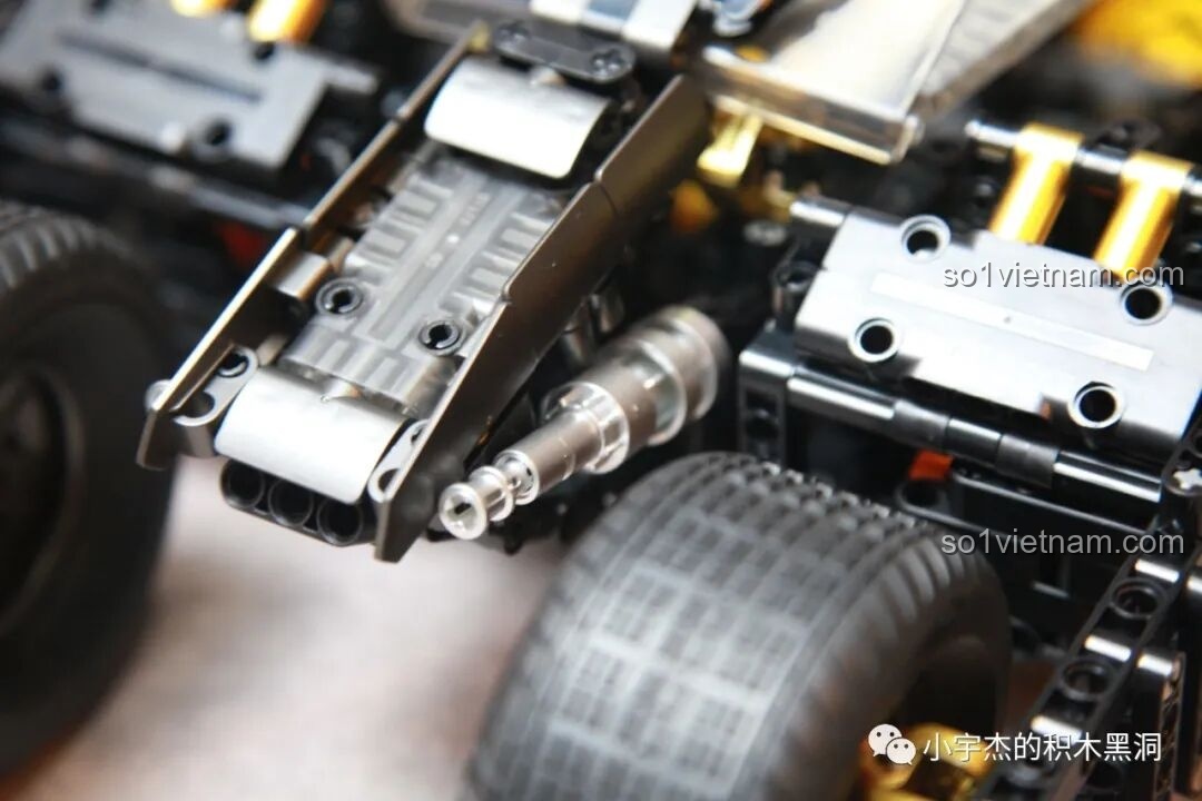 Góc nhìn bên hông của mô hình Batmobile Tumbler K-Box 10517 đang trong quá trình lắp ráp, với phần kính chắn gió màu xám khói đã được gắn.