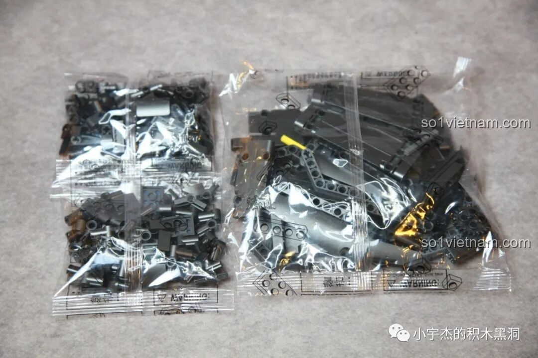 Túi mảnh ghép số 3 của bộ K-Box 10517 Xe Batman Rambom, chứa các chi tiết ngoại thất và cánh gió, chủ yếu là màu đen và xám.