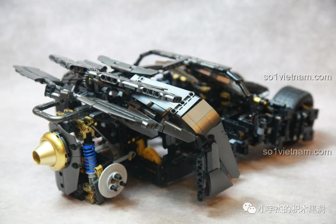 Một bước hướng dẫn lắp ráp trong sách của K-Box 10517 Xe Batman Rambom, liên quan đến việc gắn cánh gió phía sau, tạo nên vẻ ngoài mạnh mẽ cho Batmobile Tumbler.