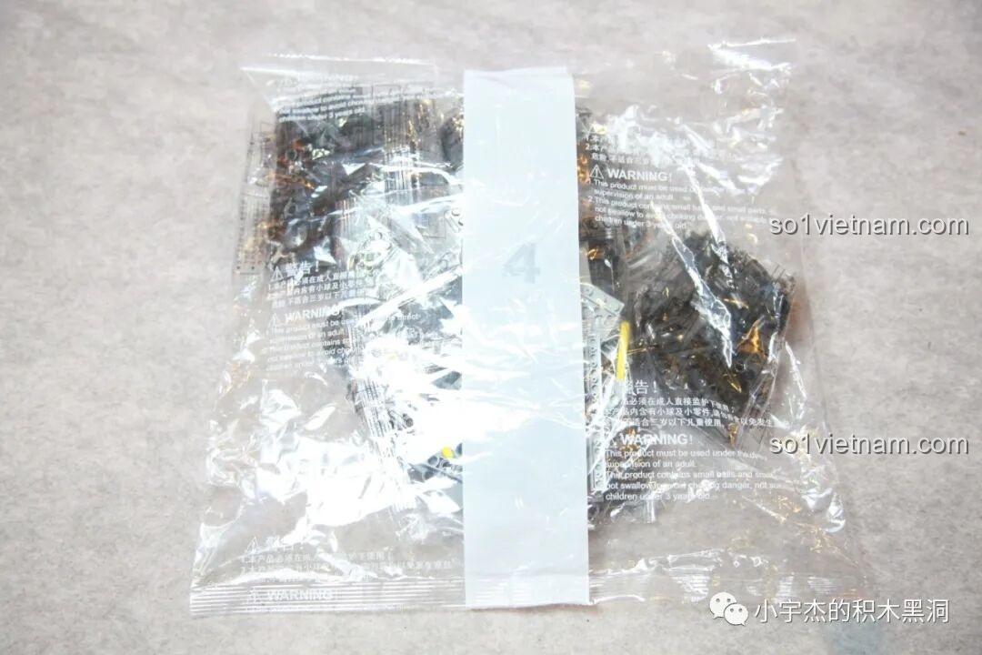 Mô hình Batmobile Tumbler K-Box 10517 đã hoàn thành, góc nhìn bên hông, thể hiện vẻ ngoài hầm hố và mạnh mẽ của xe chiến đấu Batman.