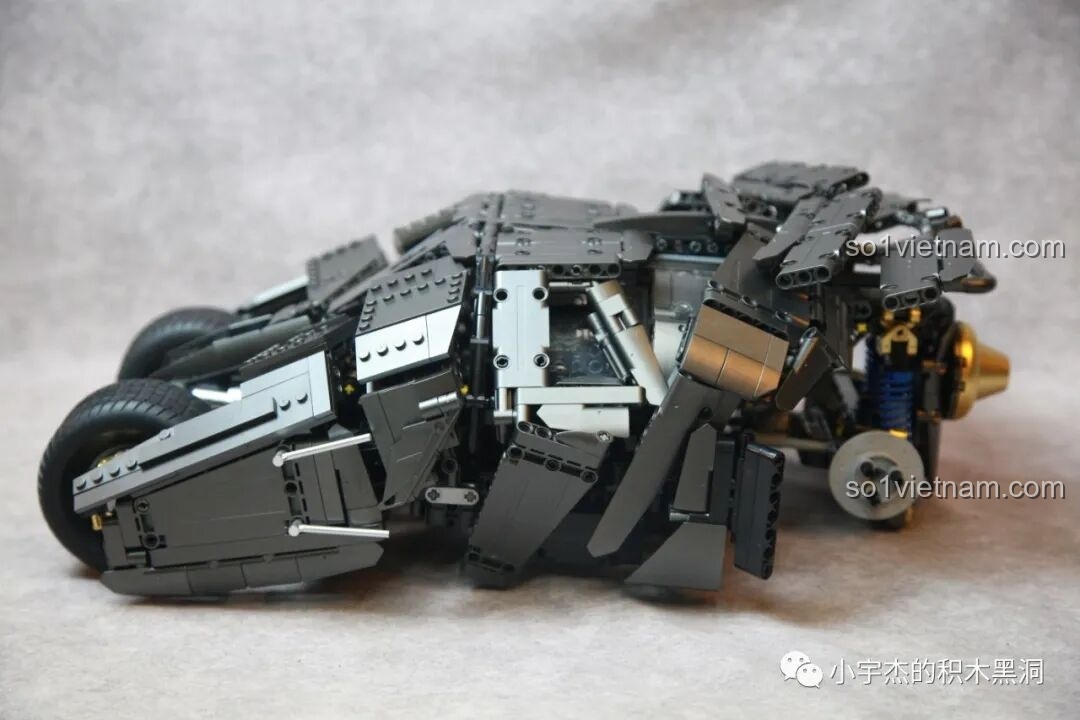 Cận cảnh hai khẩu súng máy gắn phía trước của mô hình Batmobile Tumbler K-Box 10517, chi tiết vũ khí được tái hiện sắc nét.