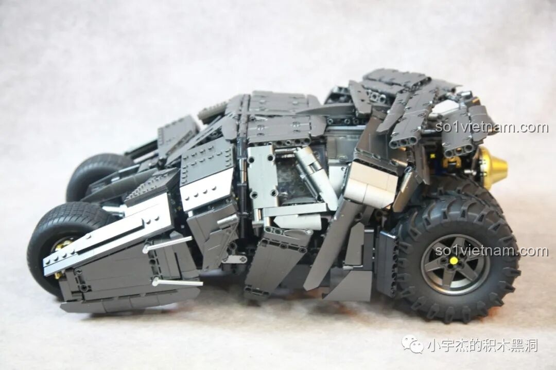 Mô hình Batmobile Tumbler K-Box 10517 nhìn từ bên hông với cửa mở kiểu cánh chim, thể hiện cơ chế hoạt động độc đáo của xe.