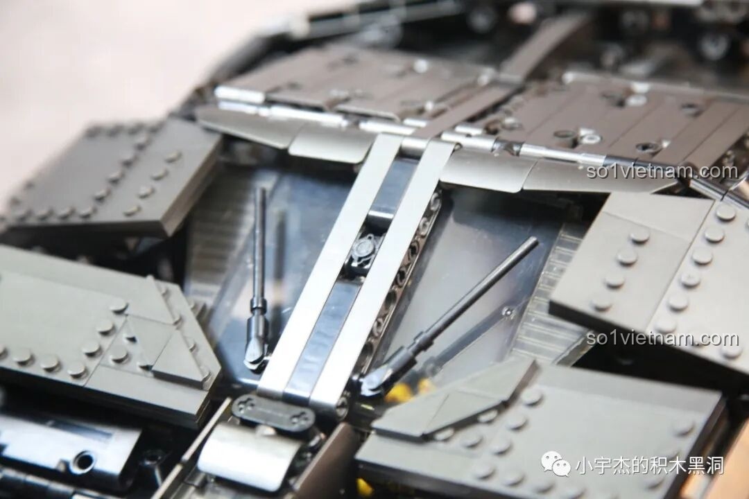 Mô hình Batmobile Tumbler K-Box 10517 nhìn từ phía sau với cánh gió được nâng lên, tạo dáng vẻ sẵn sàng hành động.