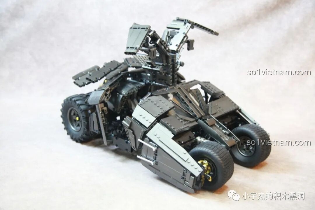 Mô hình Batmobile Tumbler K-Box 10517 và xe mô tô Batman được trưng bày cùng nhau, tạo nên một cảnh tượng hoành tráng.