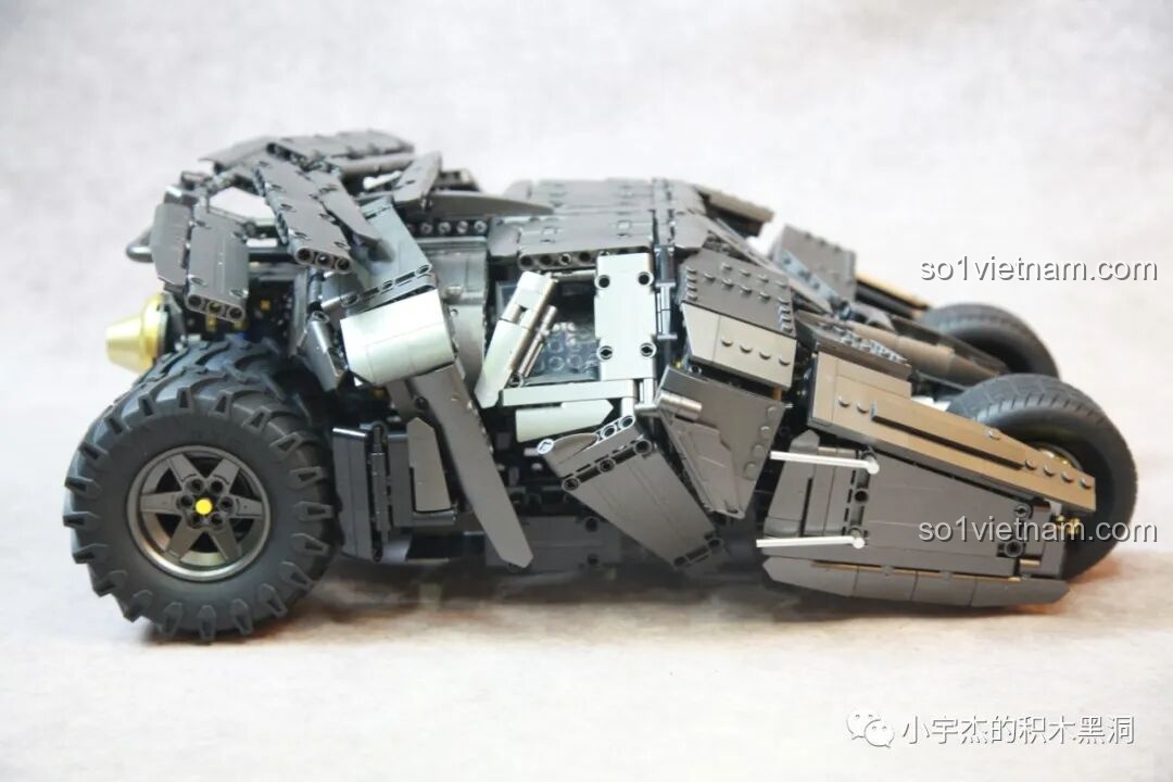 Mô hình Batmobile Tumbler K-Box 10517 và xe mô tô Batman được trưng bày cùng nhau, tạo nên một cảnh tượng hoành tráng.