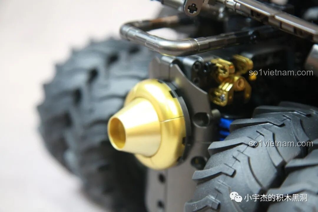 Mô hình Batmobile Tumbler K-Box 10517 và xe mô tô Batman được trưng bày cùng nhau, tạo nên một cảnh tượng hoành tráng.