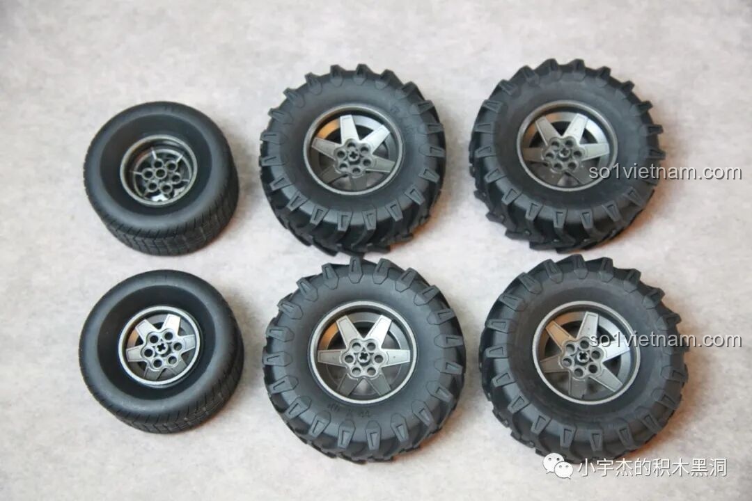 Lốp và vành xe đã được lắp ráp hoàn chỉnh của bộ K-Box 10517 Xe Batman Rambom, sẵn sàng cho việc gắn vào khung gầm của mô hình Batmobile Tumbler.