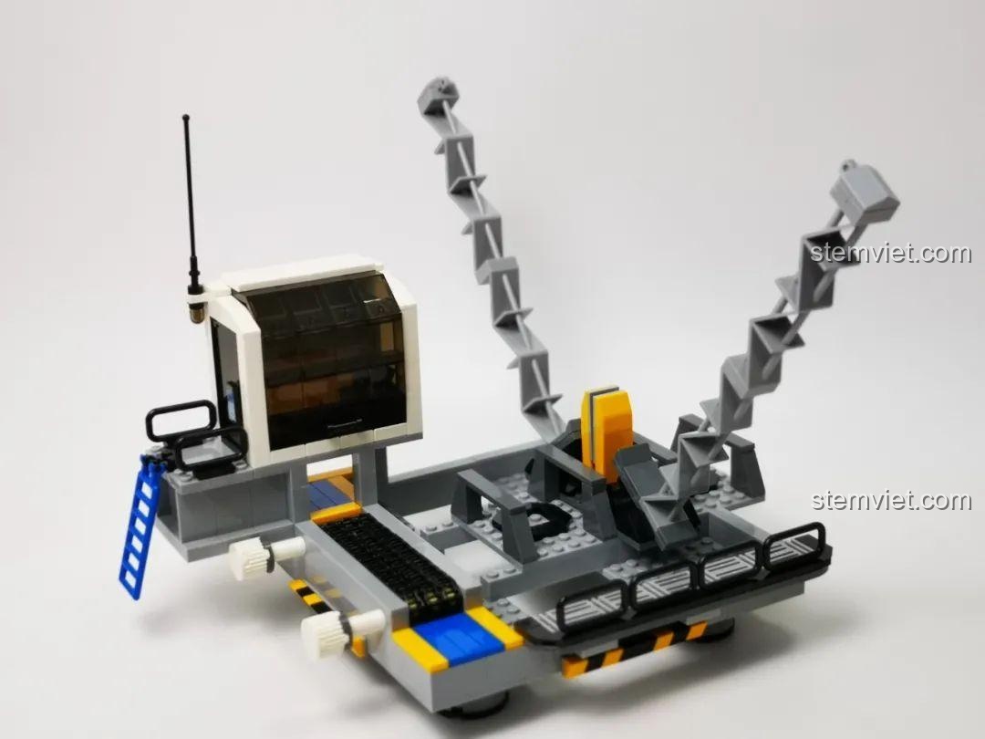 Mô hình bệ phóng trên biển GUDI 10804 hoàn chỉnh với phòng điều khiển và giá đỡ tên lửa, sẵn sàng cho việc lắp ráp tên lửa.