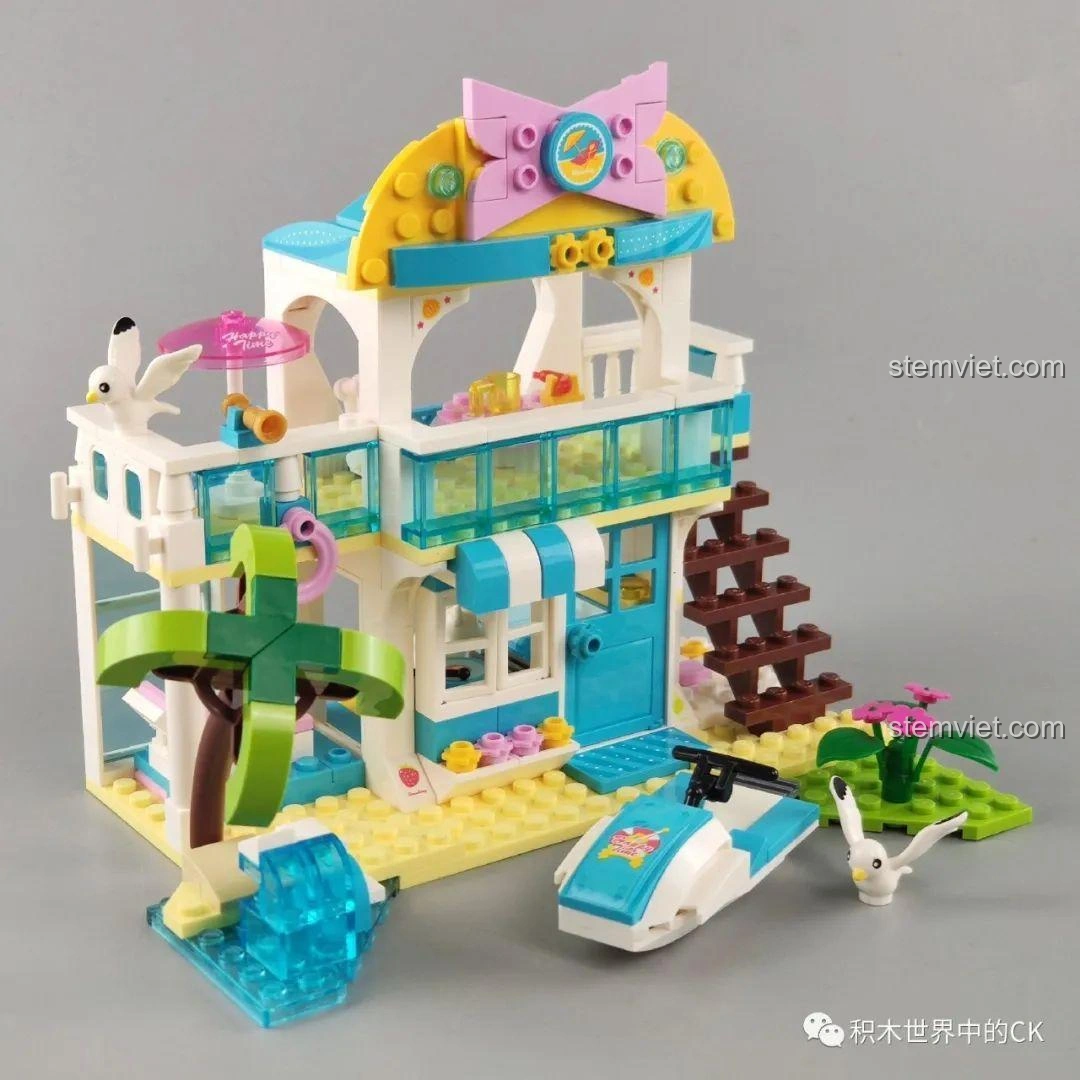 Mô hình biệt thự bãi biển QMAN 4804 đã hoàn thiện, nhìn từ góc chính diện, với đầy đủ chi tiết và phụ kiện.