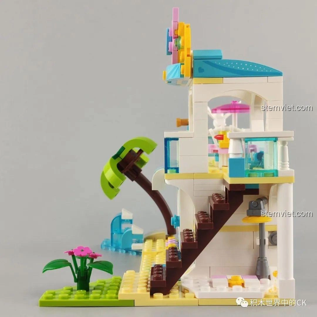 Mô hình biệt thự bãi biển QMAN 4804 hoàn thiện, nhìn từ góc bên phải, hiển thị cầu thang và cây cọ.