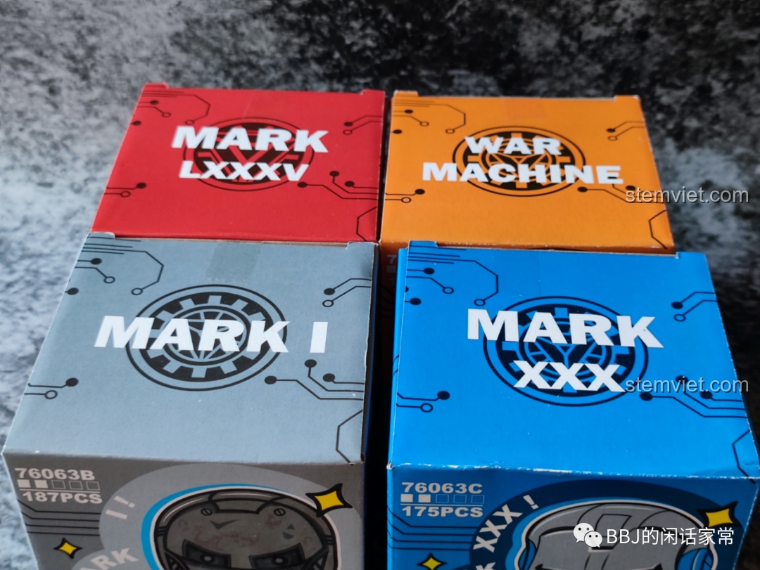 Mặt trên của 4 hộp đồ chơi lắp ráp Iron Man Blockheadz LY 76063, hiển thị tên các phiên bản Mark I, Mark XXX, Mark LXXXV và War Machine.