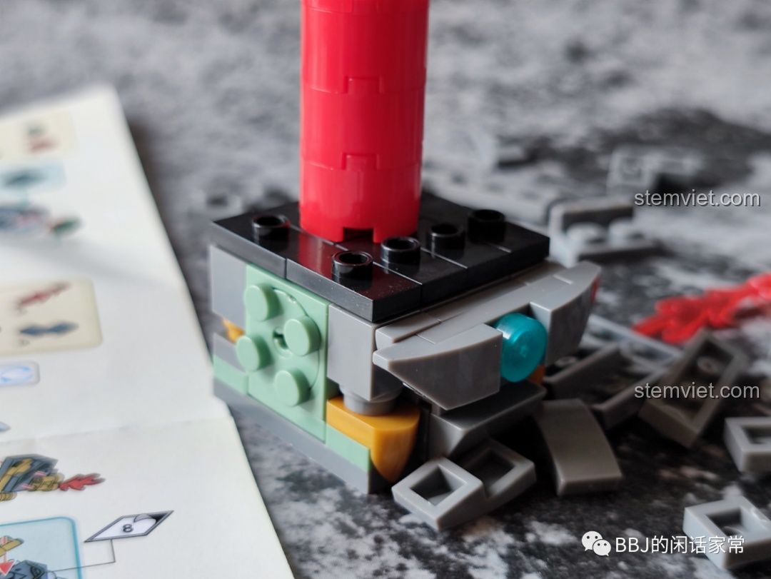 Quá trình lắp ráp mô hình Iron Man Mark I LY 76063B, bắt đầu từ phần thân dưới.