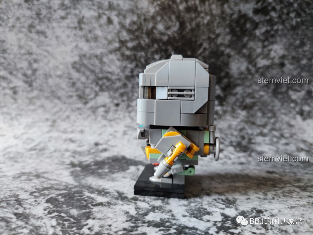 Mô hình Iron Man Mark I LY 76063B chưa dán sticker, nhìn từ phía sau.