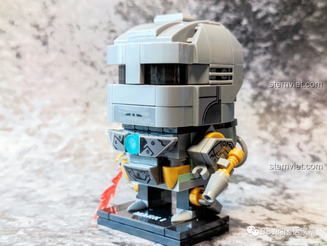 Mô hình Iron Man Mark I LY 76063B đã dán sticker, nhìn từ phía sau, tập trung vào chi tiết lưng.