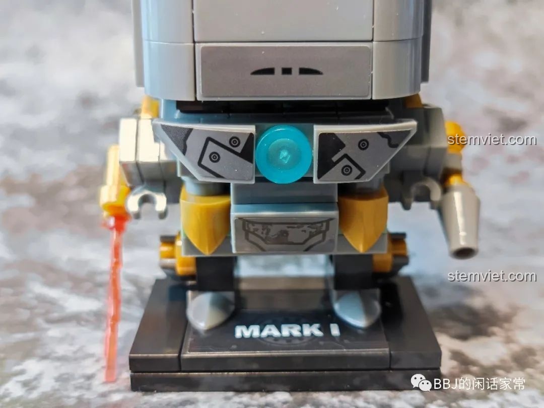 Mô hình Iron Man Mark I LY 76063B đã hoàn thiện, đặt cạnh hộp sản phẩm để trưng bày.