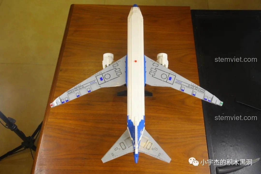 Mô hình lắp ráp máy bay Boeing 787 Dreamliner 80009 từ trên cao, tổng thể ấn tượng.