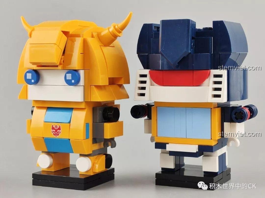Mô hình lắp ráp hoàn chỉnh của Bumblebee và Soundwave từ series JiSi Cute Doll, với màu sắc vàng và xanh đặc trưng.