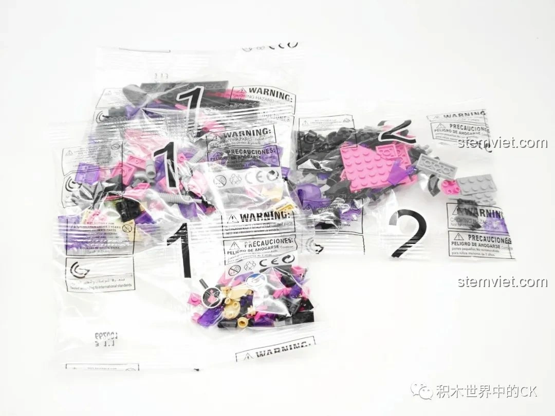 Mặt dưới của mô hình Cá Đuối Zhe Gao 662001, với các chi tiết bánh xe và cơ chế di chuyển.