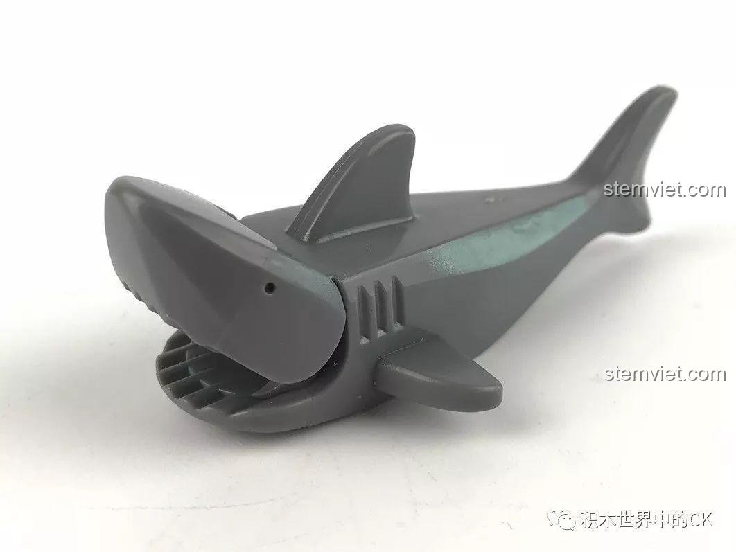 Mô hình cá mập màu xám trong bộ lắp ráp Tàu tuần tra ven biển cho bé 6 tuổi, có thể mở miệng.