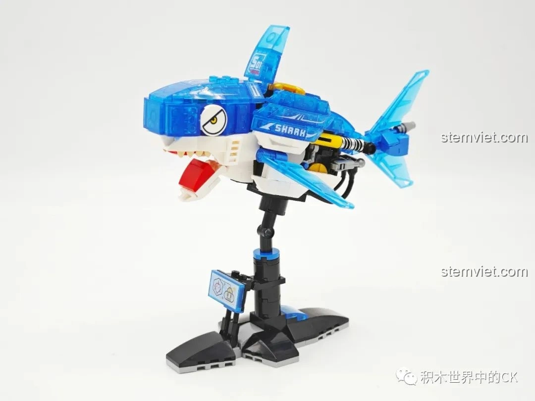 Mô hình Cá Mập hoàn chỉnh của bộ lắp ghép sinh vật biển sâu Zhe Gao 662001, đứng trên đế trưng bày.