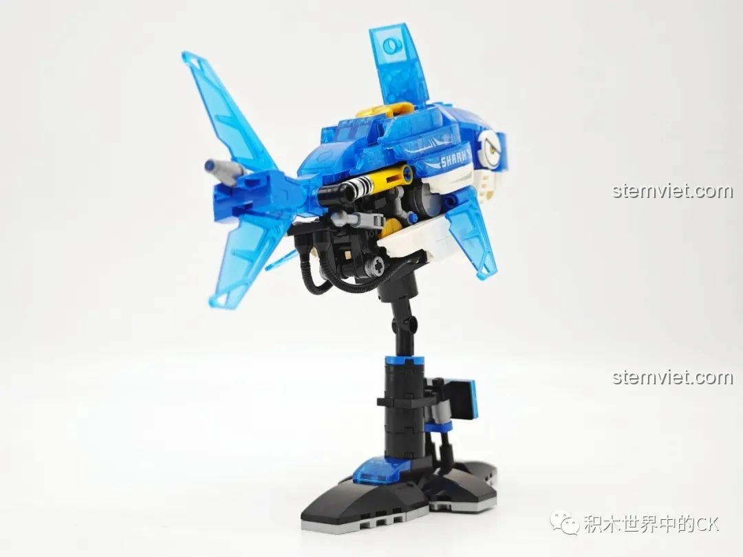 Góc nhìn từ phía sau của mô hình Cá Mập Zhe Gao 662001, thể hiện sự cân đối và vững chắc.