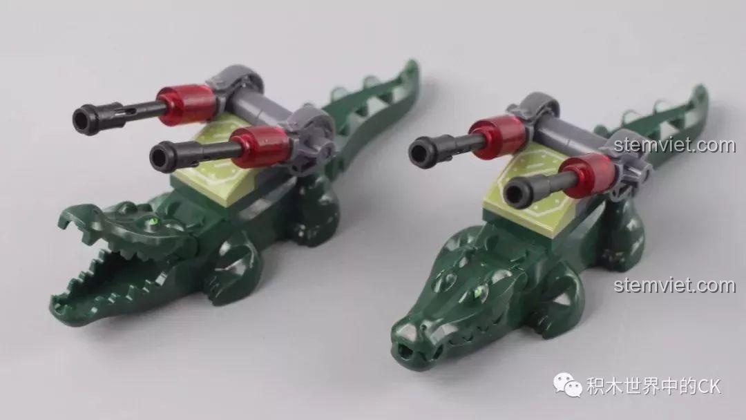 Hai mô hình cá sấu được trang bị vũ khí trên lưng trong bộ lắp ghép Căn Cứ Chỉ Huy Chính Của Biệt Đội Cá Sấu.