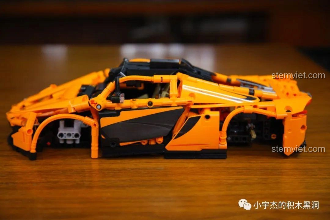 Mô hình siêu xe Cada 8602 McLaren P1 hoàn chỉnh màu cam nổi bật, góc nhìn đẹp mắt, sẵn sàng trưng bày.