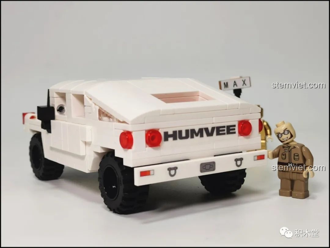 Mô hình Xe Địa Hình Humvee CaDA C55022 hoàn chỉnh với minifigure tài xế đứng bên cạnh, sẵn sàng cho mọi chuyến phiêu lưu.