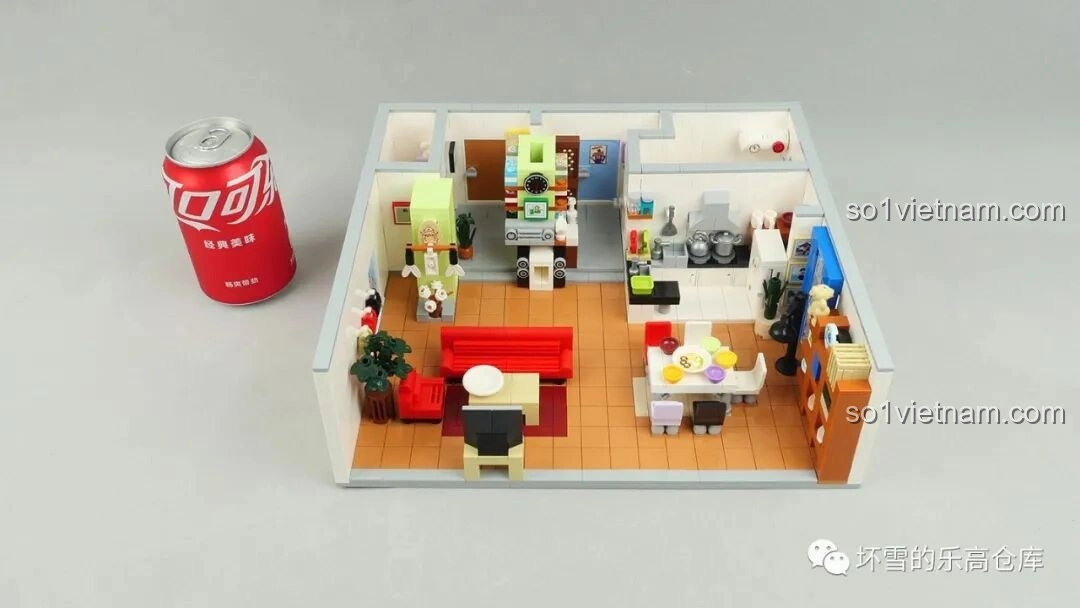 Mô hình căn hộ Gia Hữu Nhi Nữ SEMBO 601310 đã hoàn thiện, nhìn từ trên cao với lon Coca để so sánh kích thước, chi tiết sống động.