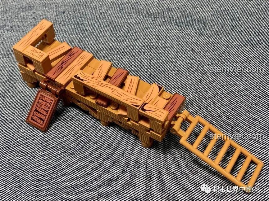 Mô hình cầu tàu bằng gỗ đã hoàn thành trong bộ xếp hình Tàu di tản Dunkirk, sẵn sàng cho cảnh di tản.