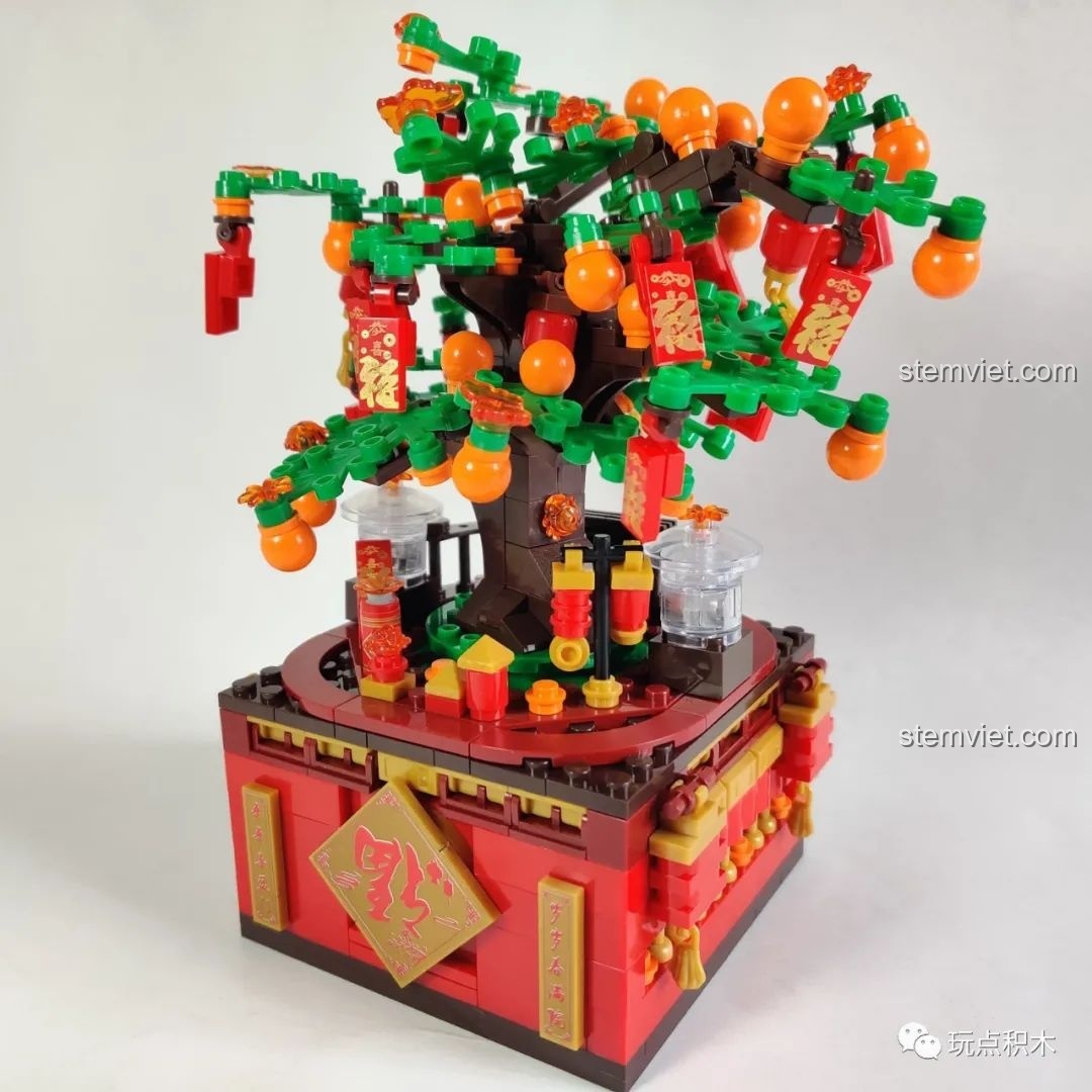 Mô hình cây phát tài nhìn từ phía sau, có tay cầm để quay.