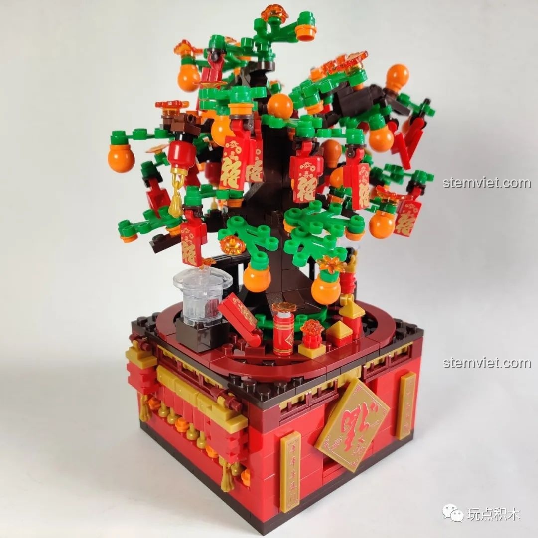 Mô hình cây phát tài với các chi tiết trang trí Tết.