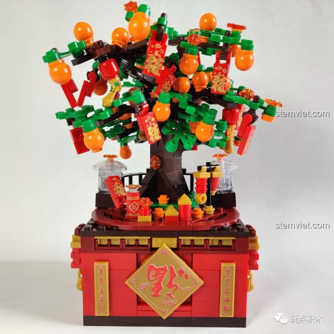 Mô hình cây phát tài với các chi tiết trang trí Tết.