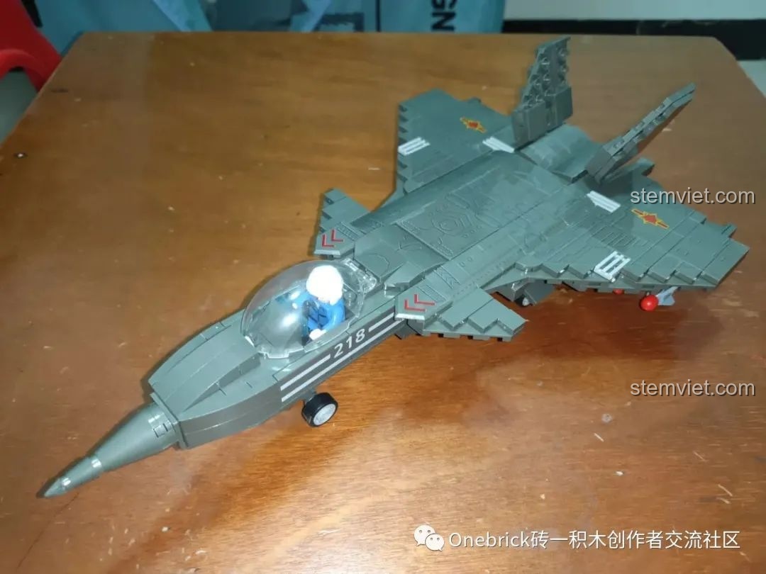 Mô hình máy bay chiến đấu tàng hình J-20 Uy Long CAYI 2254 hoàn thiện với màu xanh quân đội.