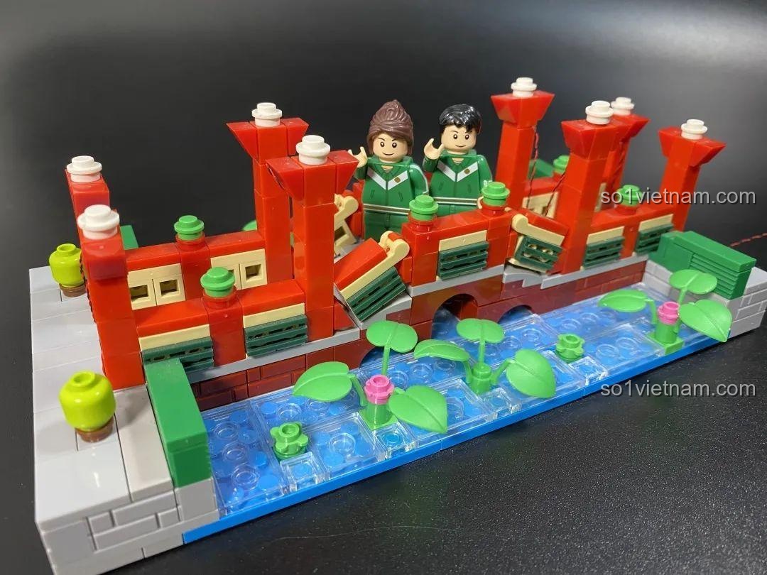 Các phụ kiện đi kèm Mô hình Cổng trường Trung học Chiêu Tấn: minifigure và sticker