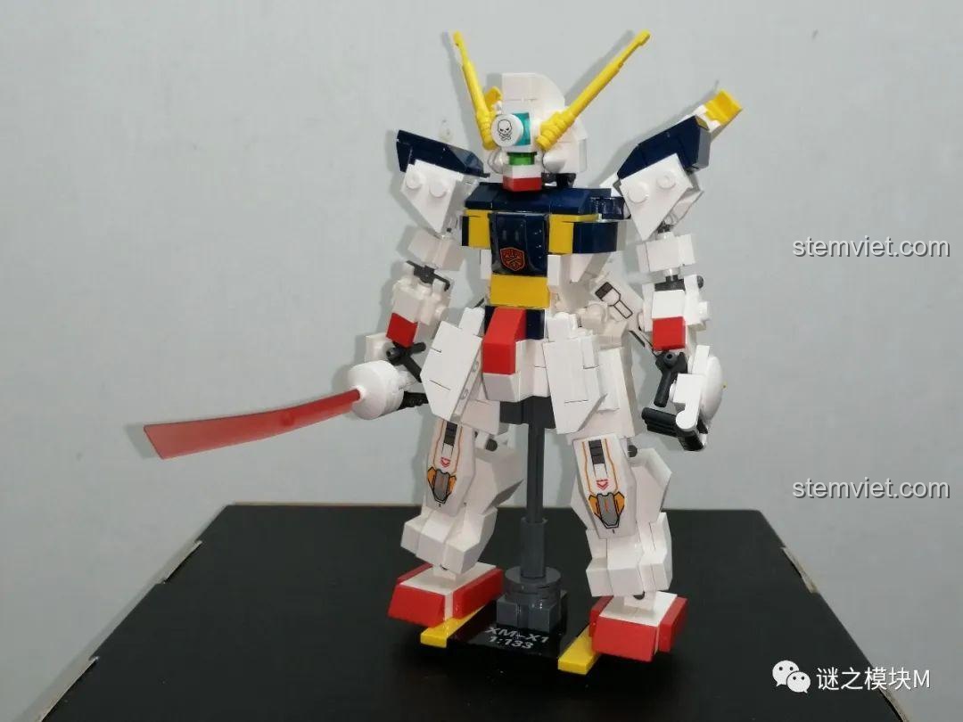Mô hình lắp ráp Crossbone Gundam X-1 hoàn chỉnh từ bộ SY6498, đứng trên đế trưng bày.