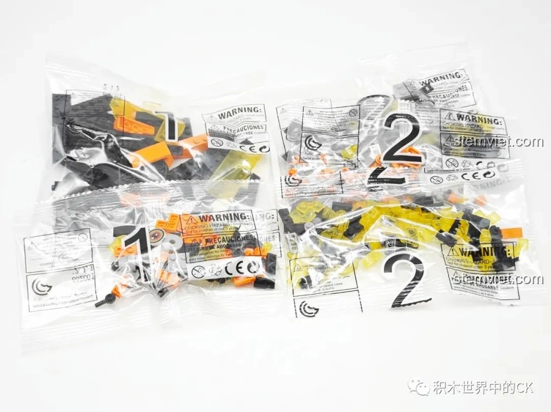 Mô hình Cua hoàn chỉnh của bộ lắp ghép sinh vật biển sâu Zhe Gao 662001, đứng trên đế trưng bày.