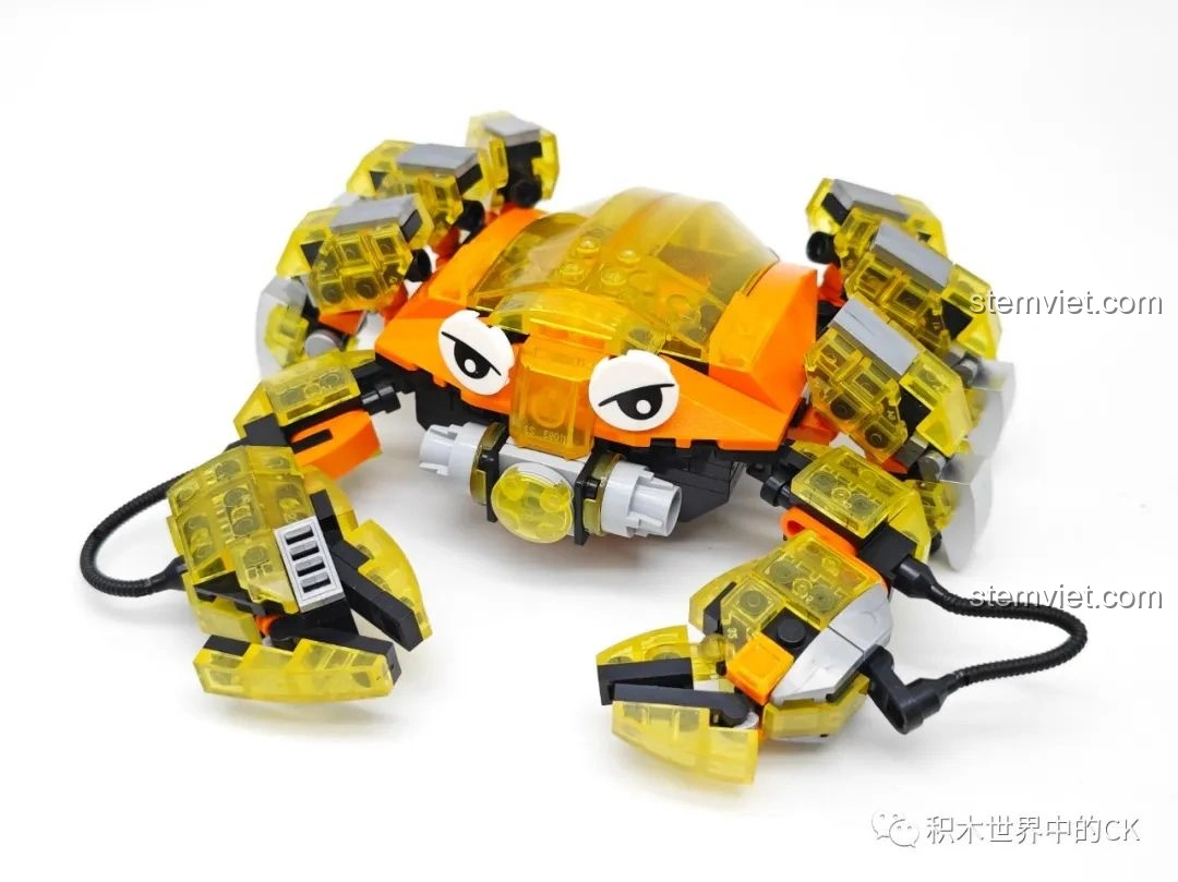 Mặt bên của mô hình Cua Zhe Gao 662001, với các khớp nối linh hoạt và chi tiết cơ khí.