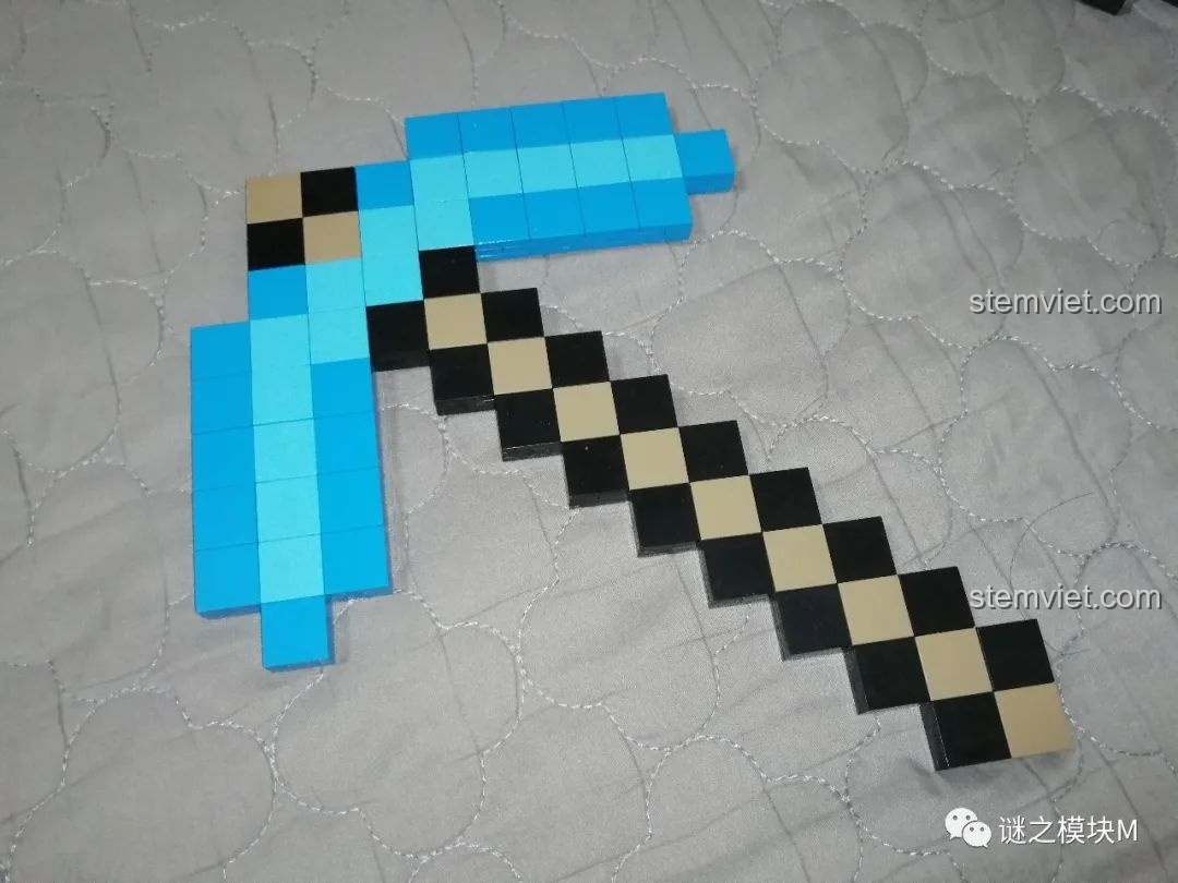 Mô hình Cuốc Kim Cương Minecraft hoàn thiện từ bộ lắp ráp RENZAIMA 733, sẵn sàng để trưng bày.