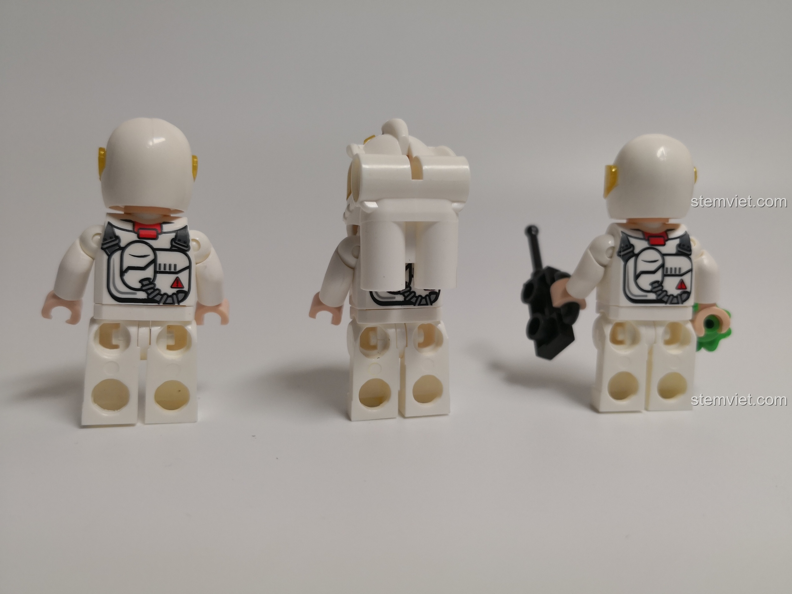 Mô hình Đài Thiên văn hoàn chỉnh, mô phỏng cảnh các phi hành gia đang làm việc trên trạm vũ trụ với nhiều thiết bị.