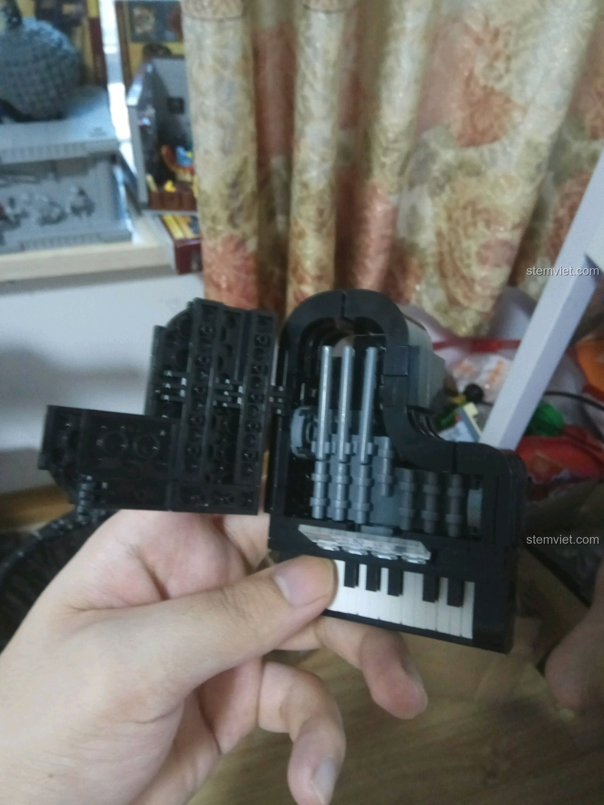 Hình ảnh mô hình Đàn Dương Cầm Cổ Điển QMAN 411 với nắp đàn mở, cho thấy rõ hơn cấu trúc bên trong và khả năng tương tác của sản phẩm.