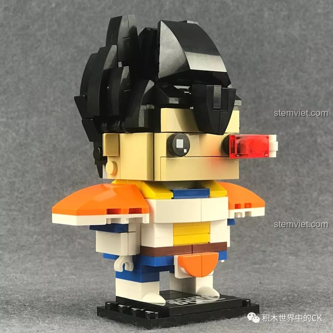 Mô hình Decool 6829 Vegeta nhìn từ góc chính diện bên phải, toát lên vẻ kiêu hãnh của nhân vật.