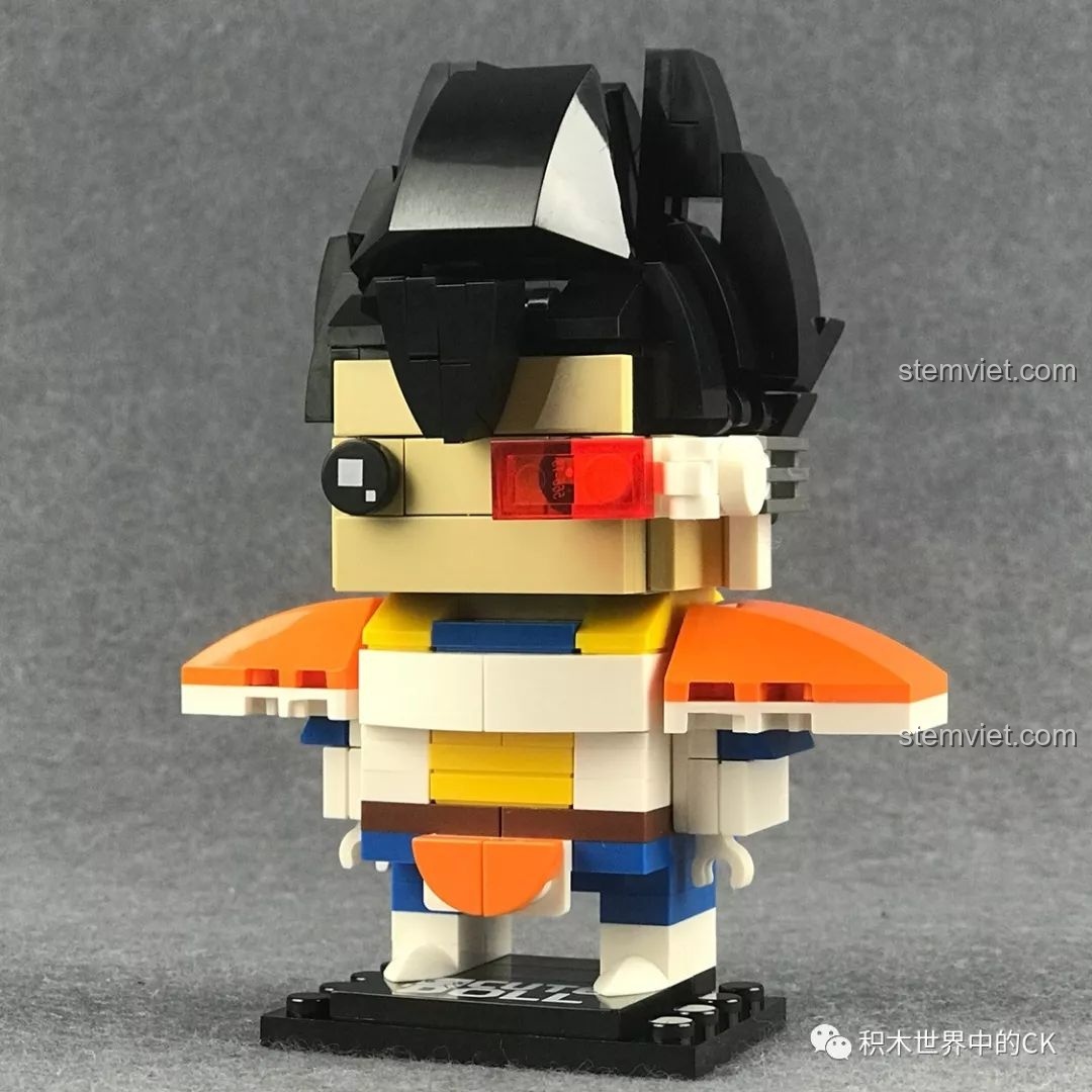 Mô hình Decool 6829 Hoàng tử Saiyan Vegeta hoàn thiện nhìn từ phía trước, nổi bật với mái tóc đen và giáp Saiyan.