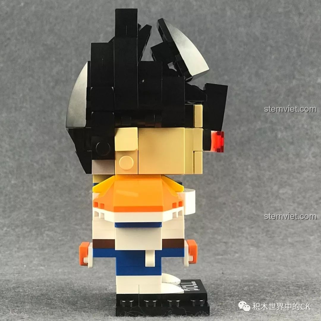 Mô hình Decool 6829 Vegeta nhìn từ bên phải, thể hiện rõ lớp lang của bộ giáp và mái tóc.